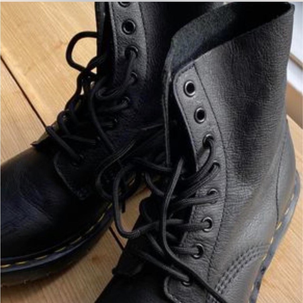 Dr marten vegan leather boots in black